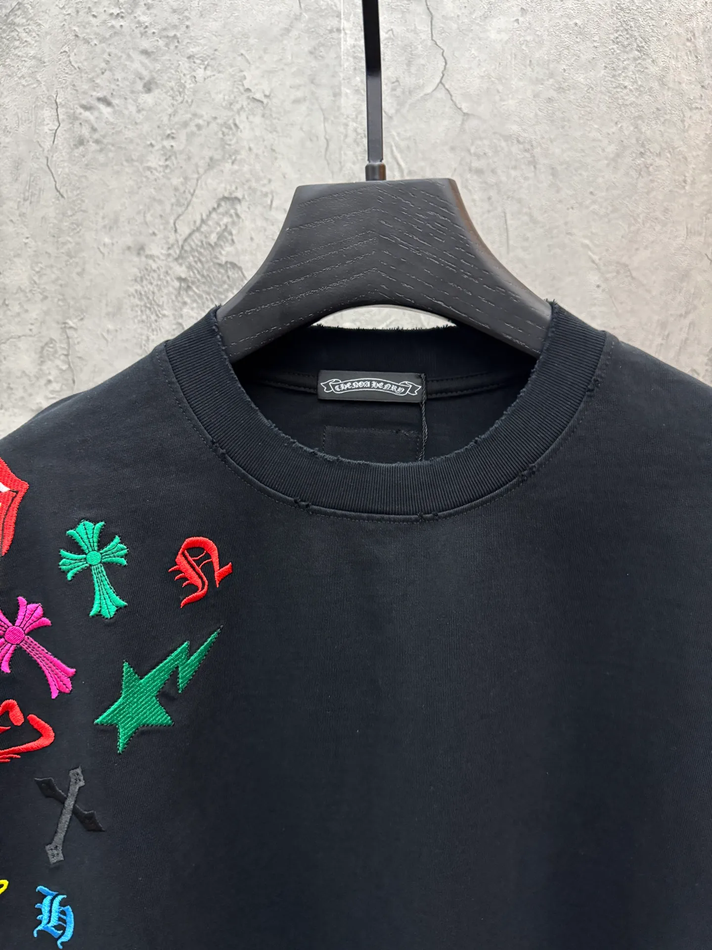 P240 top version, real shot without P, ​​different from market currency) 𝗖𝗵𝗿𝗼𝗺𝗲 𝗛𝗲𝗮𝗿𝘁𝘀/Cro Heart 2026 Spring New Original Single Counter American Color Thread Embroidery Couple Short Sleeves 👑The highest version! Customized fabric 320 grams, best-selling model at the counter, very comfortable to wear. Accessories: original molded and authenticated collar label ➕ 100% silk wash water label. Genuine purchase-grade original hangtag➕matching hanging rope➕3D hanging beads➕original packaging bag. Craftsmanship: The original version has consistent wiring! The highest version of the armhole matching technique! Color: White Black Size: S M L XL Style No.: 5211